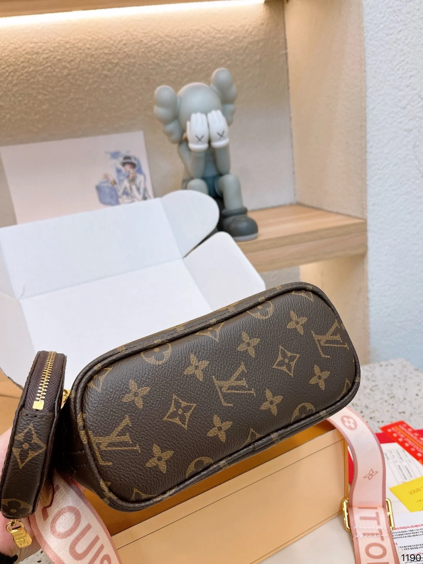 LB905 Neverfull BB / 9.4 x 5.5 x 3.5 inches