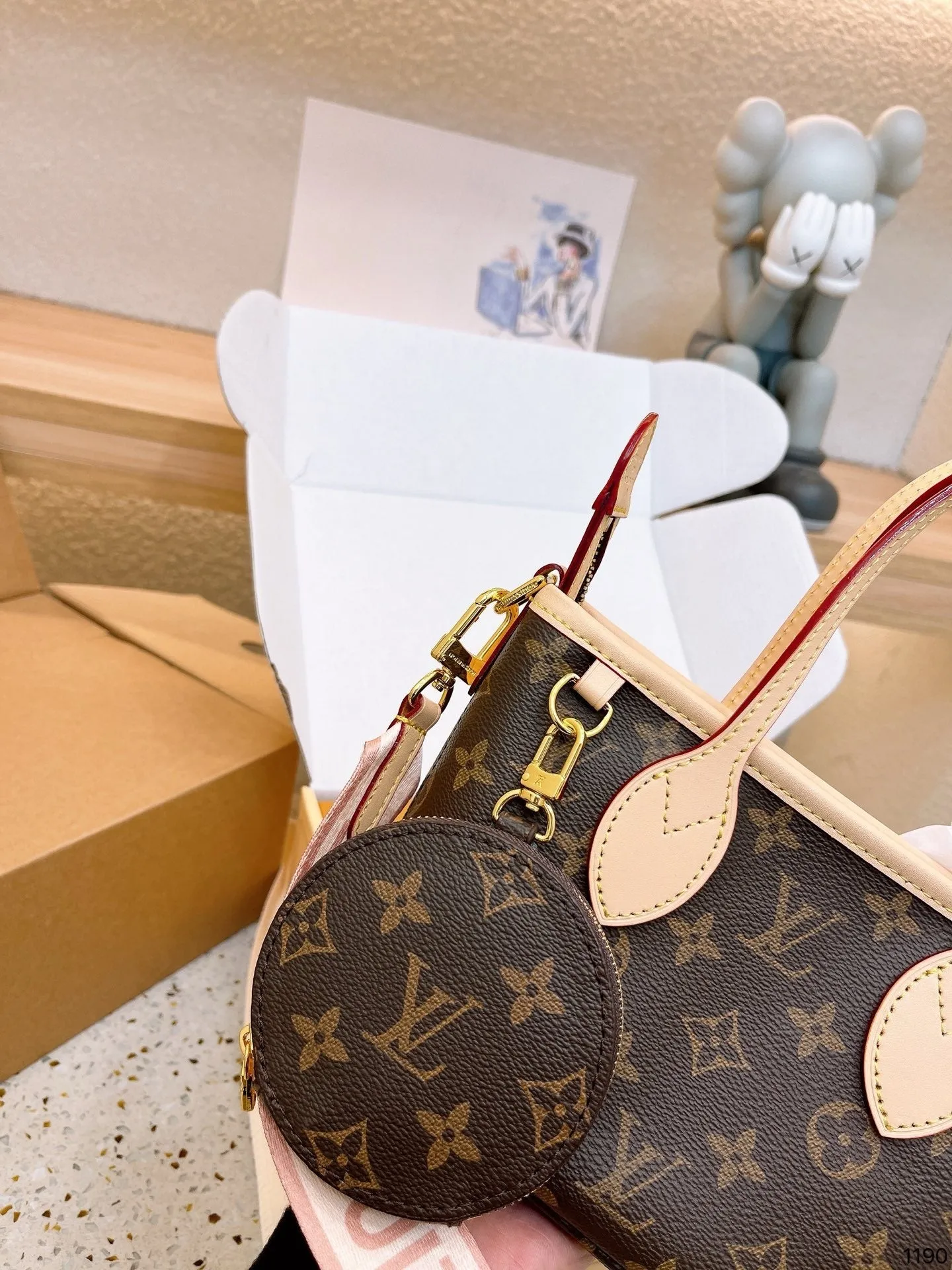 LB905 Neverfull BB / 9.4 x 5.5 x 3.5 inches