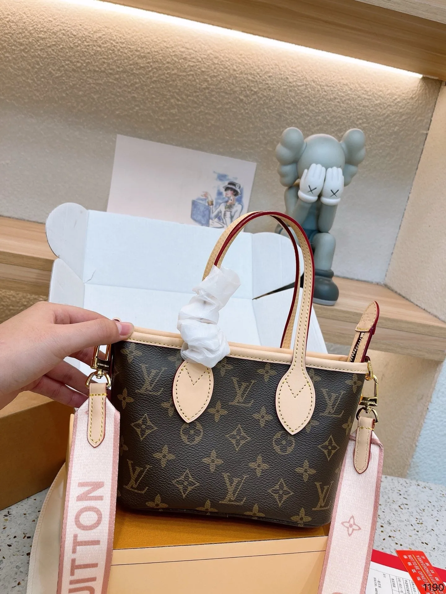 LB905 Neverfull BB / 9.4 x 5.5 x 3.5 inches