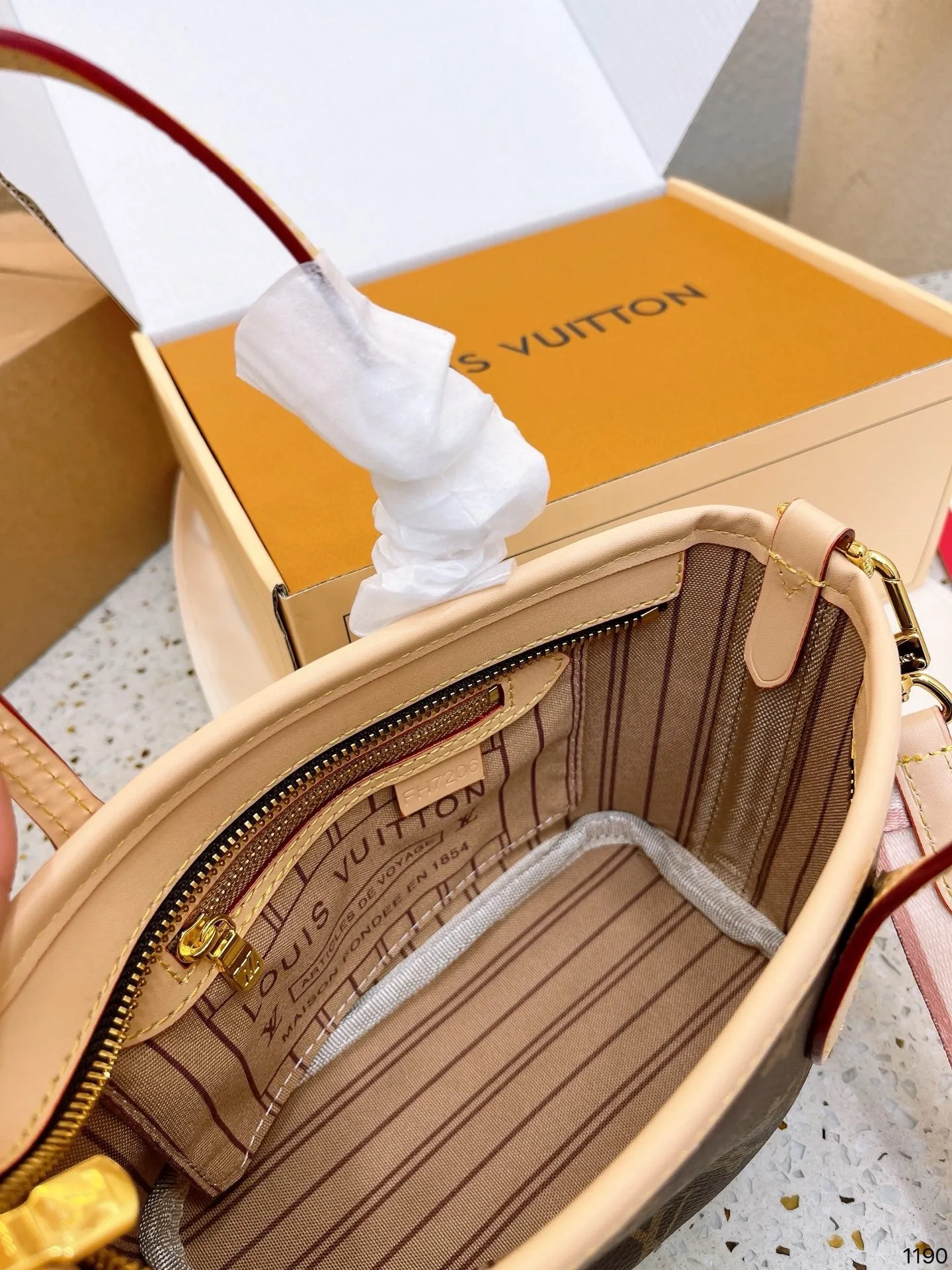 LB905 Neverfull BB / 9.4 x 5.5 x 3.5 inches
